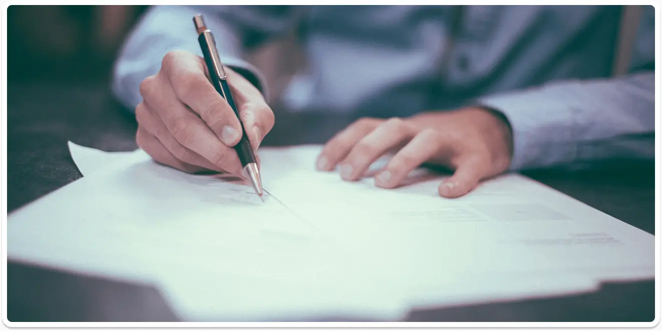 signing-legal-notice-document Signing an Alabama Notice to Quit rental document